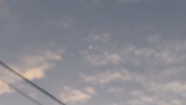 回転しながらエネルギーを放射するUFO